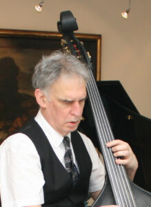 Philip Baumgarten, de contrabassist van Play it hard.
