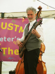 Bassist Philip Baumgarten in actie op de basgitaar.